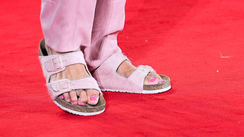 Filmstar Jason Momoa trägt auf dem roten Teppich in Venedig Sandalen ohne Socken. (Archivbild) Filmstar Jason Momoa trägt auf dem roten Teppich in Venedig Sandalen ohne Socken. (Archivbild)