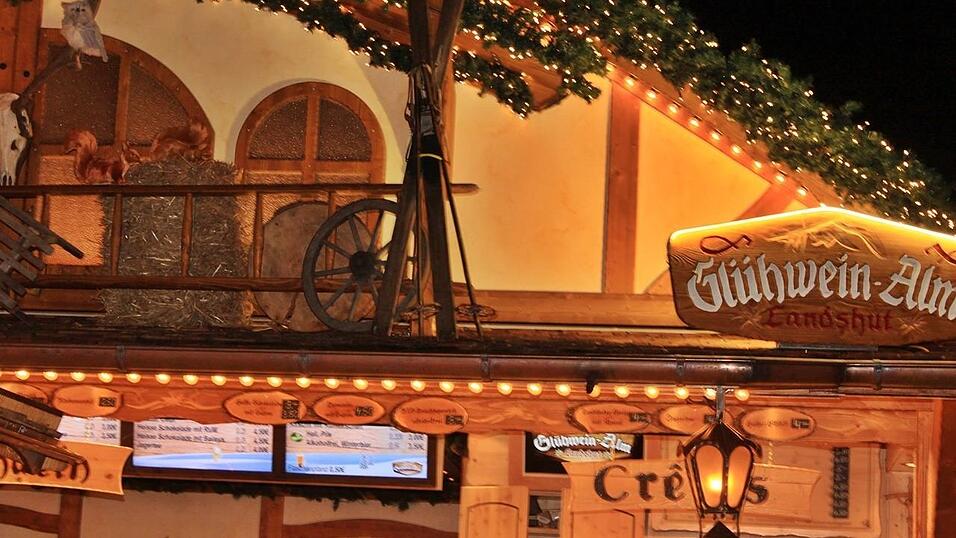 Der idyllische Christkindlmarkt in der Freyung in Landshut zählt zu den schönsten Christkindlmärkten Bayerns. Bei eisigen Temperaturen ist dort insbesondere die Glühwein-Alm natürlich heiß begehrt. Der idyllische Christkindlmarkt in der Freyung in Landshut zählt zu den schönsten Christkindlmärkten Bayerns. Bei eisigen Temperaturen ist dort insbesondere die Glühwein-Alm natürlich heiß begehrt.