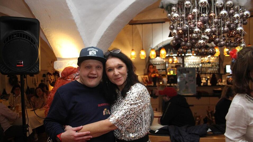 In der Landshuter Weinstube Isarklause fand am Samstag eine Schlagerparty statt. In der Landshuter Weinstube Isarklause fand am Samstag eine Schlagerparty statt.