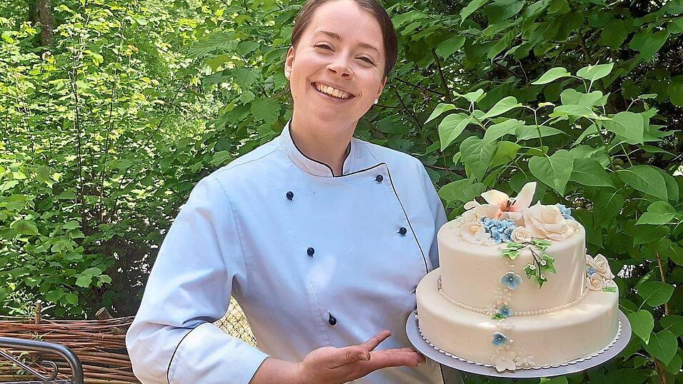 Die Konditorin Susanne Th&ouml;ner mit einer ihrer s&uuml;&szlig;en K&ouml;stlichkeiten.