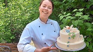 Die Konditorin Susanne Th&ouml;ner mit einer ihrer s&uuml;&szlig;en K&ouml;stlichkeiten.