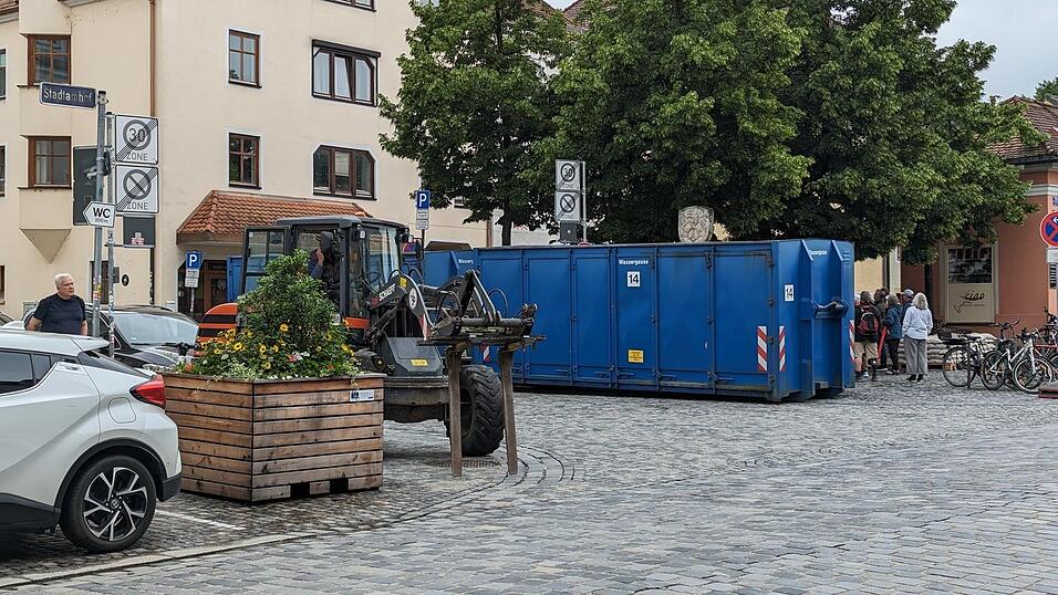 In blauen Containern wie diesem in Stadtamhof wurden die mobilen Hochwasserwände angeliefert. In blauen Containern wie diesem in Stadtamhof wurden die mobilen Hochwasserwände angeliefert.
