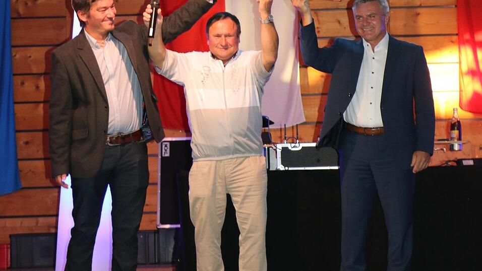 Landrat Peter Dreier (r.) und Lakumed-Geschäftsführer Jakob Fuchs lüfte mit Erwin Irlbeck das Spendengeheimnis mit überwältigendem Ergebnis: 62.600 Euro konnte er für die Palliativstation sammeln. Landrat Peter Dreier (r.) und Lakumed-Geschäftsführer Jakob Fuchs lüfte mit Erwin Irlbeck das Spendengeheimnis mit überwältigendem Ergebnis: 62.600 Euro konnte er für die Palliativstation sammeln.