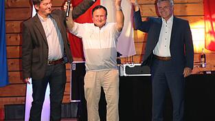 Landrat Peter Dreier (r.) und Lakumed-Geschäftsführer Jakob Fuchs lüfte mit Erwin Irlbeck das Spendengeheimnis mit überwältigendem Ergebnis: 62.600 Euro konnte er für die Palliativstation sammeln.