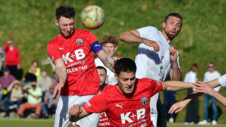 Im April köpfte Marco Pfab (links, mit Kapitänsbinde) das 1:1 für den ASV Cham gegen Bayern Hof. Gegen genau diesen Verein hat er nun am Wochenende nach neun-monatiger Krankheit sein Comeback gegeben. Im April köpfte Marco Pfab (links, mit Kapitänsbinde) das 1:1 für den ASV Cham gegen Bayern Hof. Gegen genau diesen Verein hat er nun am Wochenende nach neun-monatiger Krankheit sein Comeback gegeben.