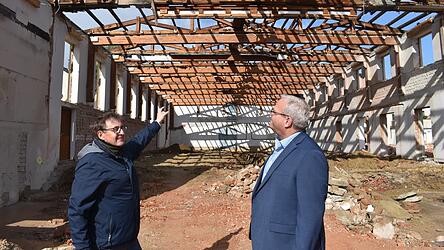 Nur noch ein Gerippe steht vom fr&uuml;heren Festsaal - hier mit dem Bauunternehmer Franz Degenbeck (links) und B&uuml;rgermeister Martin Fischer.