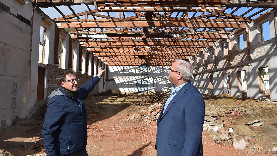 Nur noch ein Gerippe steht vom fr&uuml;heren Festsaal - hier mit dem Bauunternehmer Franz Degenbeck (links) und B&uuml;rgermeister Martin Fischer.