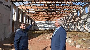 Nur noch ein Gerippe steht vom fr&uuml;heren Festsaal - hier mit dem Bauunternehmer Franz Degenbeck (links) und B&uuml;rgermeister Martin Fischer.
