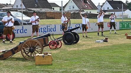 Die Kanonen der B&ouml;llersch&uuml;tzen stammen teilweise aus dem vorletzten Jahrhundert.
