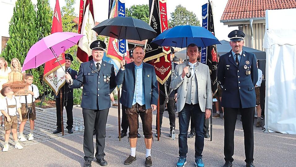 Die Schirmherren sollen f&uuml;r sch&ouml;nes Wetter sorgen. Von links: Vorsitzender Georg Dietl, Ehrenschirmherr Stephan Thomas, Schirmherr Rudi Dirscherl und Kommandant Stefan R&ouml;tzer.