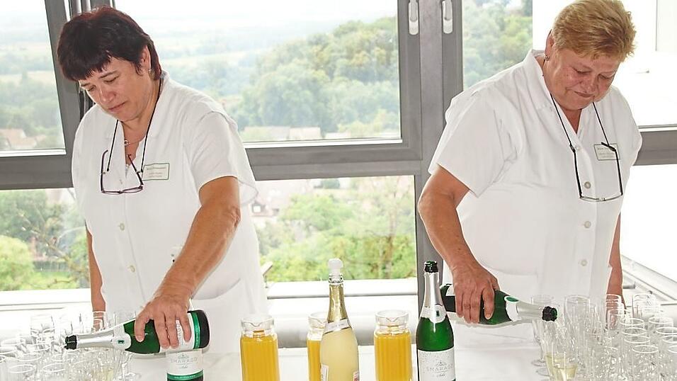Grund zum Feiern gab es am Freitag im Foyer der Donaustaufer Klinik. Grund zum Feiern gab es am Freitag im Foyer der Donaustaufer Klinik.
