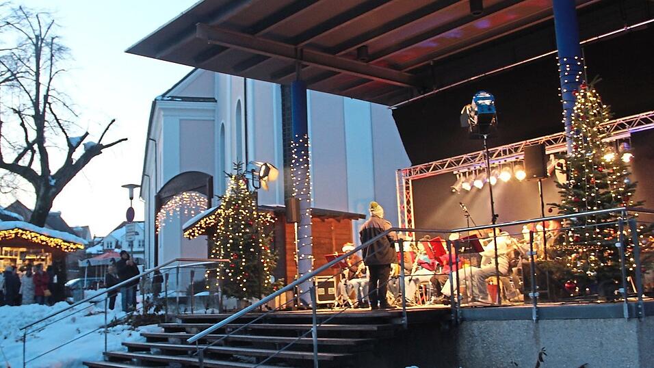 Zu zugig: Nicht mehr so Wind und Wetter ausgeliefert sein sollen die Akteure dieses Jahr auf der Bühne am Christkindlmarkt.