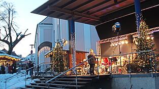 Zu zugig: Nicht mehr so Wind und Wetter ausgeliefert sein sollen die Akteure dieses Jahr auf der Bühne am Christkindlmarkt.