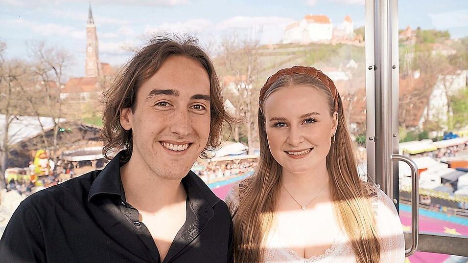 Luis Truhlar und Katharina Mottinger haben vom Riesenrad das Dultgel&auml;nde und die angrenzende Laho-Festwiese fest im Blick: In wenigen Wochen werden sie mit ihrem Gefolge auf der F&uuml;rstentrib&uuml;ne einziehen.