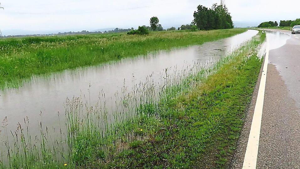 Offenbar geh&ouml;ren auch der Radweg und die Staatsstra&szlig;e entlang der Pfatter zum Hochwasser-Retensionsraum, wie die Aufnahme vom 3. Juni 2024 zeigt.