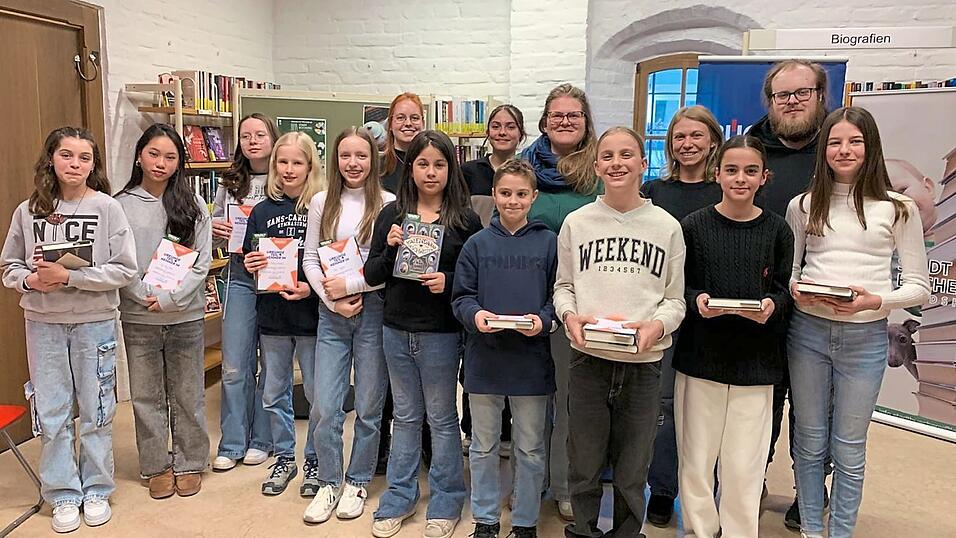 Die Teilnehmer des Stadtentscheids mit der Jury und Gewinner Lorenz Gewies (3. v. r. vorne) in der Stadtbücherei Die Teilnehmer des Stadtentscheids mit der Jury und Gewinner Lorenz Gewies (3. v. r. vorne) in der Stadtbücherei