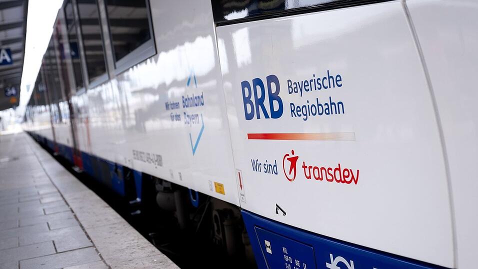 Fahrgäste müssen sich nach der Entgleisung eines Zuges der Bayerischen Regiobahn (BRB) auf Schienenersatzverkehr einstellen. (Symbolbild)