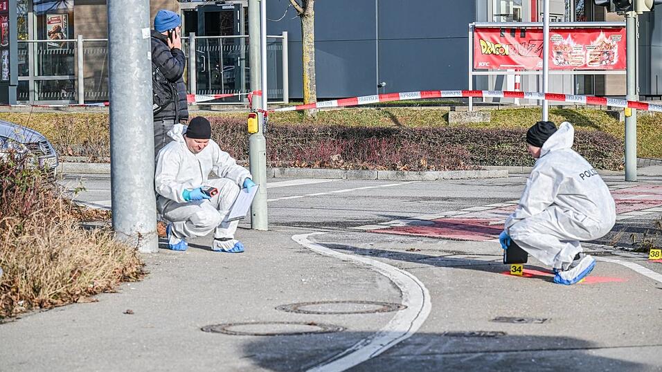 Die Spurensicherung war nach dem Messerangriff in dem Gesch&auml;ft und an der Stelle, an der auf den mutma&szlig;lichen T&auml;ter geschossen wurde, im Einsatz.