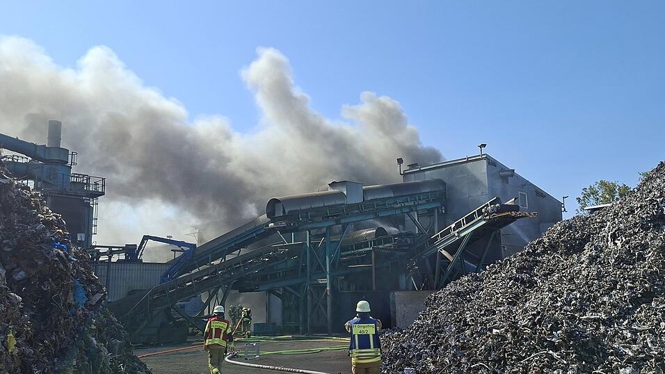 Die Feuerwehren aus Wörth, Niederaichbach, Postau, Dingolfing, Niederviehbach, Grießenbach, Weng, Veitsbuch, Piflas, Unholzing, Ahrain und Goldern rückten am vergangenen Freitag zur Firma Koslow im Wörther Gewerbegebiet aus. Die Feuerwehren aus Wörth, Niederaichbach, Postau, Dingolfing, Niederviehbach, Grießenbach, Weng, Veitsbuch, Piflas, Unholzing, Ahrain und Goldern rückten am vergangenen Freitag zur Firma Koslow im Wörther Gewerbegebiet aus.