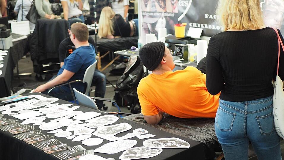 Rund 40 Aussteller und etwa 90 Tattoo-Künstler sind auf der Tattoo Convention in Straubing vertreten. Rund 40 Aussteller und etwa 90 Tattoo-Künstler sind auf der Tattoo Convention in Straubing vertreten.