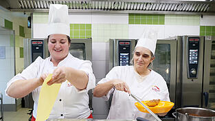 Maria Müller (links) und Annemarie Huber: Sie sind im Jodok-Stift als Köchin und Küchenleitung mit ihrem Team für das Essen zuständig. Maria Müller (links) und Annemarie Huber: Sie sind im Jodok-Stift als Köchin und Küchenleitung mit ihrem Team für das Essen zuständig.