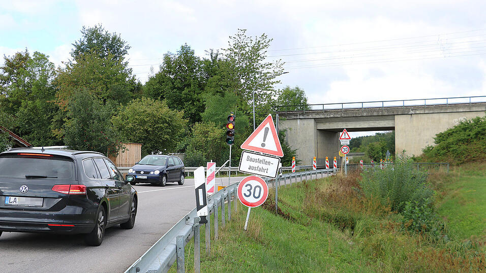 Eine Ampel sorgt dafür, dass die Straße nur noch einseitig befahren und dadurch die darunter liegende Brücke nicht zu stark belastet wird. An dem Bauwerk waren Korrosionsschäden festgestellt worden. Eine Ampel sorgt dafür, dass die Straße nur noch einseitig befahren und dadurch die darunter liegende Brücke nicht zu stark belastet wird. An dem Bauwerk waren Korrosionsschäden festgestellt worden.