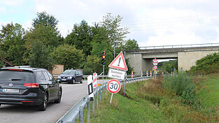 Eine Ampel sorgt dafür, dass die Straße nur noch einseitig befahren und dadurch die darunter liegende Brücke nicht zu stark belastet wird. An dem Bauwerk waren Korrosionsschäden festgestellt worden. Eine Ampel sorgt dafür, dass die Straße nur noch einseitig befahren und dadurch die darunter liegende Brücke nicht zu stark belastet wird. An dem Bauwerk waren Korrosionsschäden festgestellt worden.