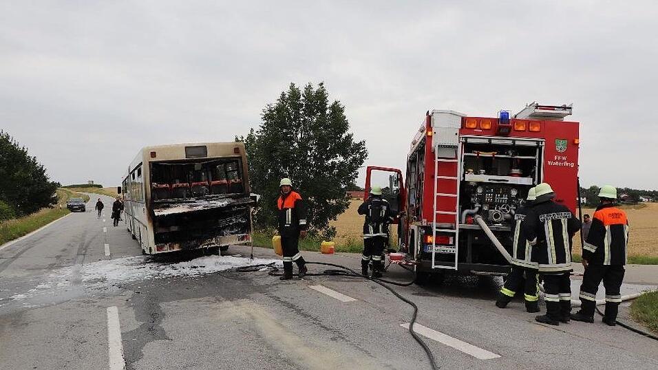 Am frühen Donnerstagabend fing ein voll besetzter Bus bei Wallerfing im Landkreis Deggendorf Feuer.