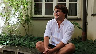 Blickt Simon heute auf seine Zeit in der AfD zurück, gibt er zu, dass er naiv war und die rechtsextremen Ansichten, die immer mehr wurden, nicht erkannt hat. Blickt Simon heute auf seine Zeit in der AfD zurück, gibt er zu, dass er naiv war und die rechtsextremen Ansichten, die immer mehr wurden, nicht erkannt hat.