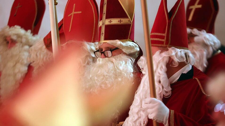 Beim internationalen Nikolaus-Treffen im Allgäu zeigen Bischöfe in Rot, dass sie mehr sind als nur die Vorbilder des Santa Claus. Beim internationalen Nikolaus-Treffen im Allgäu zeigen Bischöfe in Rot, dass sie mehr sind als nur die Vorbilder des Santa Claus.