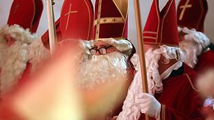 Beim internationalen Nikolaus-Treffen im Allgäu zeigen Bischöfe in Rot, dass sie mehr sind als nur die Vorbilder des Santa Claus. Beim internationalen Nikolaus-Treffen im Allgäu zeigen Bischöfe in Rot, dass sie mehr sind als nur die Vorbilder des Santa Claus.