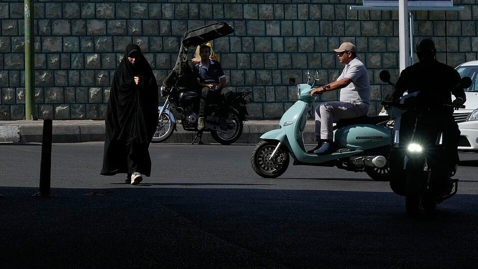 In Irans Hauptstadt Teheran geht während der Verhandlungen das Leben weiter. In Irans Hauptstadt Teheran geht während der Verhandlungen das Leben weiter.