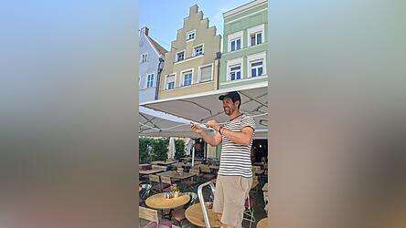 Bernd Tremmel bei der Montage des K&uuml;hlsystems im Au&szlig;enbereich seines Caf&eacute;s in der Altstadt.