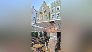 Bernd Tremmel bei der Montage des K&uuml;hlsystems im Au&szlig;enbereich seines Caf&eacute;s in der Altstadt.