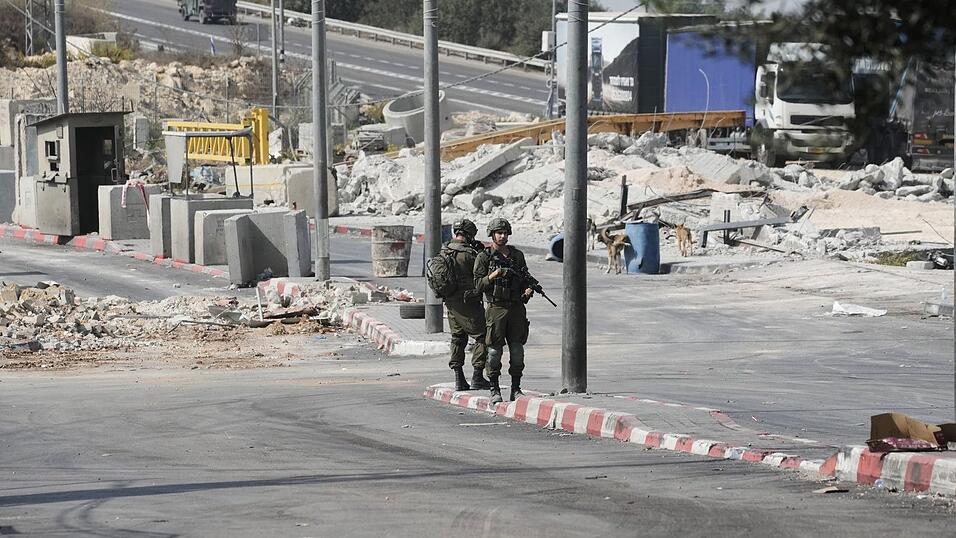 Israels Armee führt im besetzten Westjordanland nach eigenen Angaben Anti-Terroreinsätze durch. Israels Armee führt im besetzten Westjordanland nach eigenen Angaben Anti-Terroreinsätze durch.