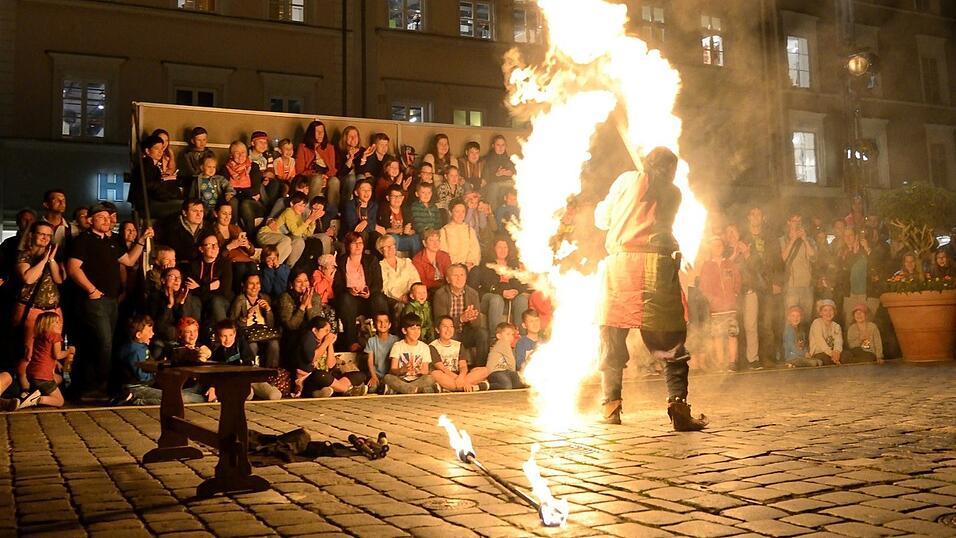 Mittelalter-Flair und super Stimmung: Die lange Einkaufsnacht 'Schlaflos' war gleichzeitig der Auftakt zum Mittelalter-Fest in Straubing. Mittelalter-Flair und super Stimmung: Die lange Einkaufsnacht 'Schlaflos' war gleichzeitig der Auftakt zum Mittelalter-Fest in Straubing.