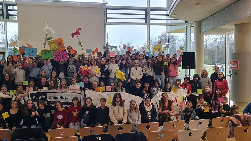 Referenten des Gehörlosenortsvereins Landshut bzw. des Bayerischen Blinden- und Sehbehindertenbundes im Austausch mit den sechsten Klassen und Vertretern des Netzwerks 'Schule ohne Rassismus, Schule mit Courage'. Referenten des Gehörlosenortsvereins Landshut bzw. des Bayerischen Blinden- und Sehbehindertenbundes im Austausch mit den sechsten Klassen und Vertretern des Netzwerks 'Schule ohne Rassismus, Schule mit Courage'.