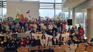 Referenten des Gehörlosenortsvereins Landshut bzw. des Bayerischen Blinden- und Sehbehindertenbundes im Austausch mit den sechsten Klassen und Vertretern des Netzwerks 'Schule ohne Rassismus, Schule mit Courage'.