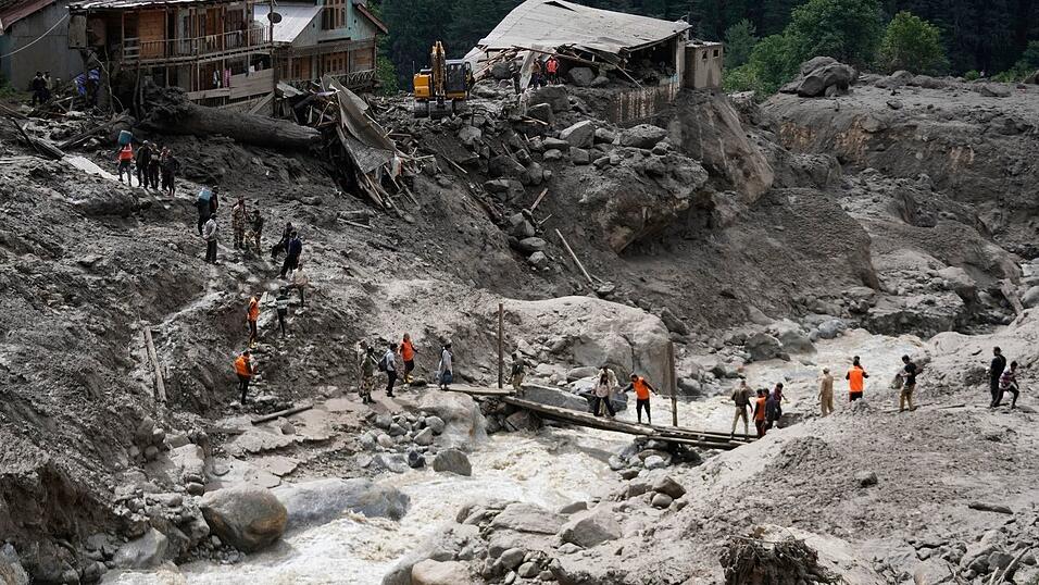 Die Wassermassen überraschten Pilger beim Essen. Mindestens 65 Menschen sind in Kaschmir bei einer Sturzflut gestorben. Die Wassermassen überraschten Pilger beim Essen. Mindestens 65 Menschen sind in Kaschmir bei einer Sturzflut gestorben.