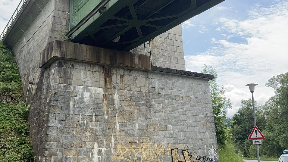 Graffitis im Durchgang vom Rathaus zur Mittelschule