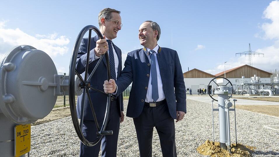 Wirtschaftsminister Hubert Aiwanger (r.) und Bayernets-Gesch&auml;ftsf&uuml;hrer Matthias Jenn drehen an einem Regler der neuen Pipeline &bdquo;Augusta&ldquo;.