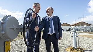 Wirtschaftsminister Hubert Aiwanger (r.) und Bayernets-Gesch&auml;ftsf&uuml;hrer Matthias Jenn drehen an einem Regler der neuen Pipeline &bdquo;Augusta&ldquo;.