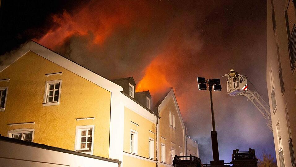 Beim Brand eines Mehrfamilienhaus in Reisbach sind in der Nacht auf Samstag vier Menschen ums Leben gekommen. Mindestens 20 weitere wurden verletzt. Beim Brand eines Mehrfamilienhaus in Reisbach sind in der Nacht auf Samstag vier Menschen ums Leben gekommen. Mindestens 20 weitere wurden verletzt.