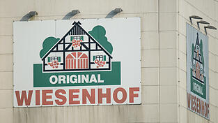 Das Wiesenhof-Logo an dem zerstörten Betrieb bei Bogen. (Foto: Armin Weigel/dpa) Das Wiesenhof-Logo an dem zerstörten Betrieb bei Bogen. (Foto: Armin Weigel/dpa)