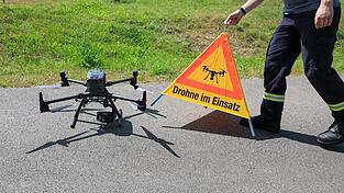 Auch mit einer Drohne suchten Feuerwehrleute nach dem flüchtigen Autofahrer. (Symbolbild)