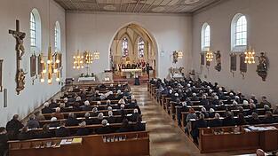 Dr. Stefan Maier, Hubers Nachfolger als Vorsitzender des Historischen Vereins, würdigte beim Requiem in der Alburger Kirche dessen Leidenschaft für die Geschichte und seine treibende Kraft im Verein. Noch am Tag vor seinem Tod hatte Alfons Huber Korrekturen für den aktuellen Jahresbericht durchgeschickt.