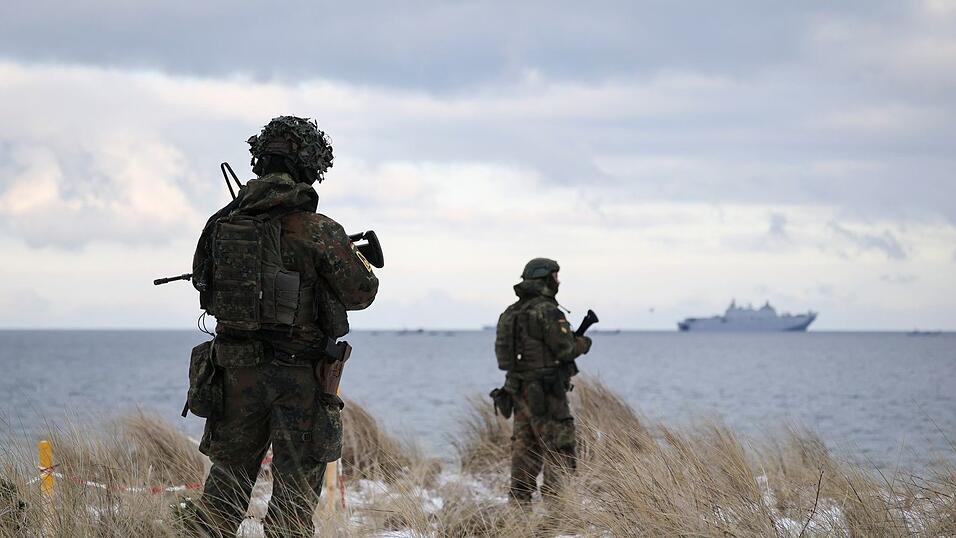 An der amphibischen Anlandung sind nach Nato-Angaben 15 Schiffe mit 2.600 Soldaten beteiligt.