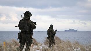 An der amphibischen Anlandung sind nach Nato-Angaben 15 Schiffe mit 2.600 Soldaten beteiligt. An der amphibischen Anlandung sind nach Nato-Angaben 15 Schiffe mit 2.600 Soldaten beteiligt.