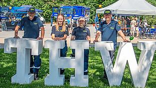 THW-Zugführer Thomas Hiendl (v. l), Pressebeauftragte Lena Huber, Mitorganisatorin Anne Raithel und Ortsbeauftragter Christian Mühlbauer freuten sich über viele interessierte Besucher. THW-Zugführer Thomas Hiendl (v. l), Pressebeauftragte Lena Huber, Mitorganisatorin Anne Raithel und Ortsbeauftragter Christian Mühlbauer freuten sich über viele interessierte Besucher.