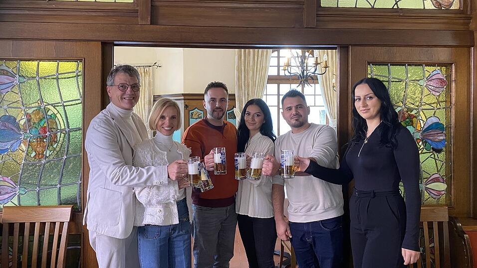 Ansto&szlig;en auf den frisch unterzeichneten Pachtvertrag: Dr. Alois und Steffi Pl&ouml;&szlig;l, die neuen P&auml;chter Ermina und Ferhan Djaferi mit ihrem Cousin Bekim Selimi und Schwester Erzana, die beide zum festen Team im Lokal z&auml;hlen werden.
